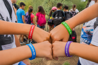 Alumnos utilizando pulseras de silicona durante una excursión escolar