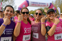 Participantes en carrera solidaria utilizando pulseras de silicona Participantes en carrera solidaria utilizando pulseras de silicona
