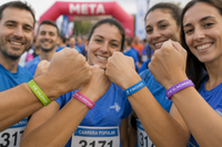Participantes de una carrera utilizando pulseras de silicona personalizadas